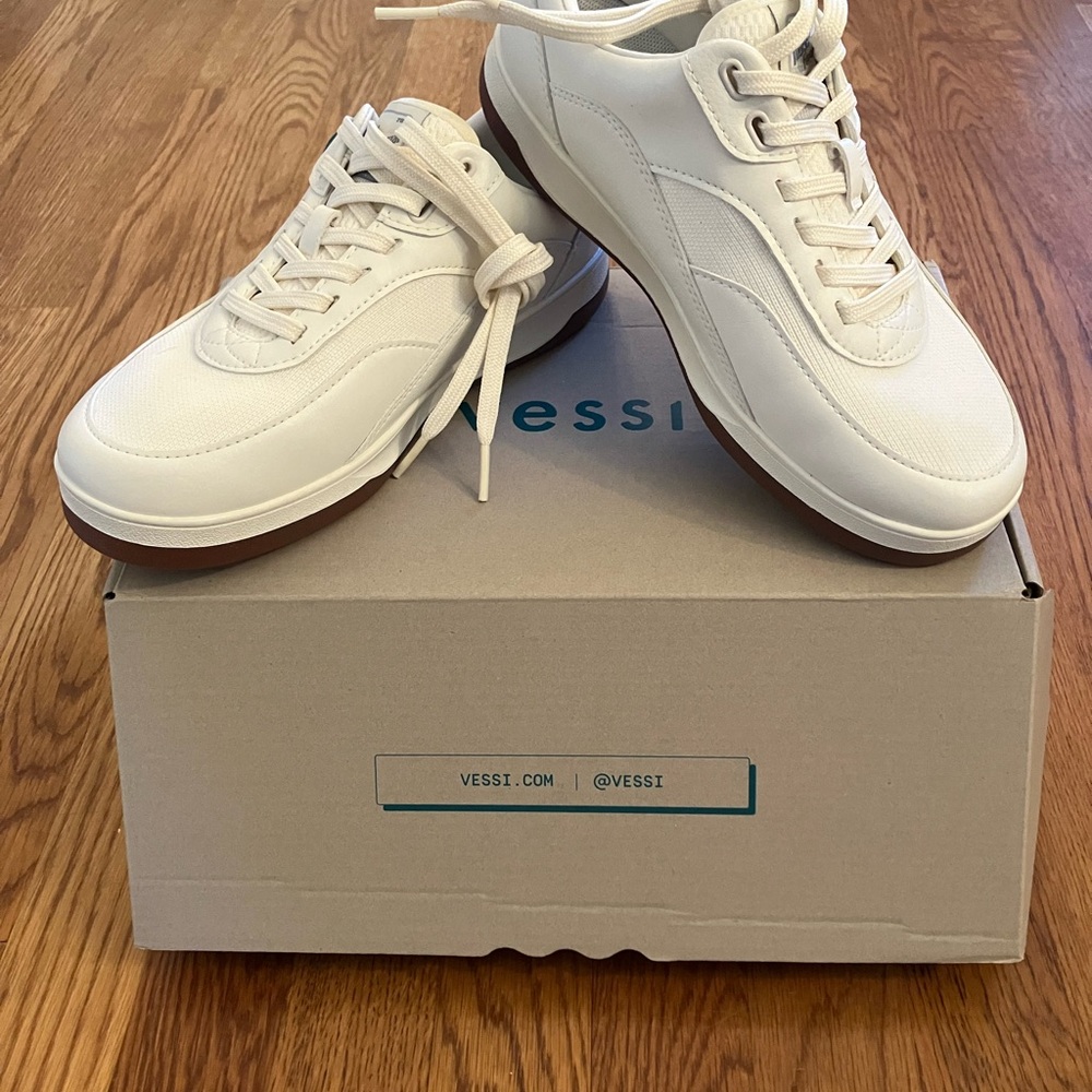 Courtside Classic, Women’s size 7, Never Worn